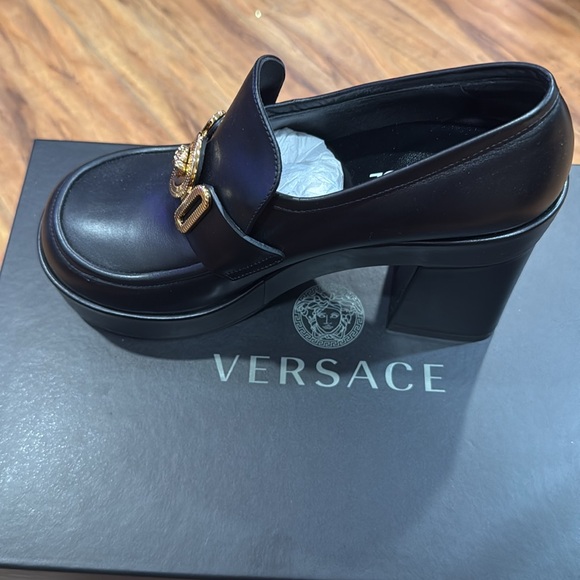 Never worn with tags. Comes with box and dust bags. Box with scratches - Picture 2 of 6